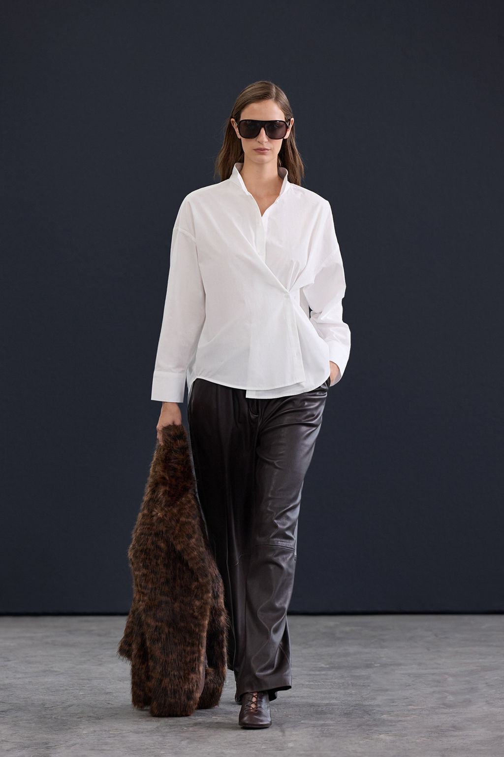 Trendyol Studio Beyaz Ayarlanabilir Oversize Asimetrik Pamuklu Poplin Gomlek TWOAW26GO00106