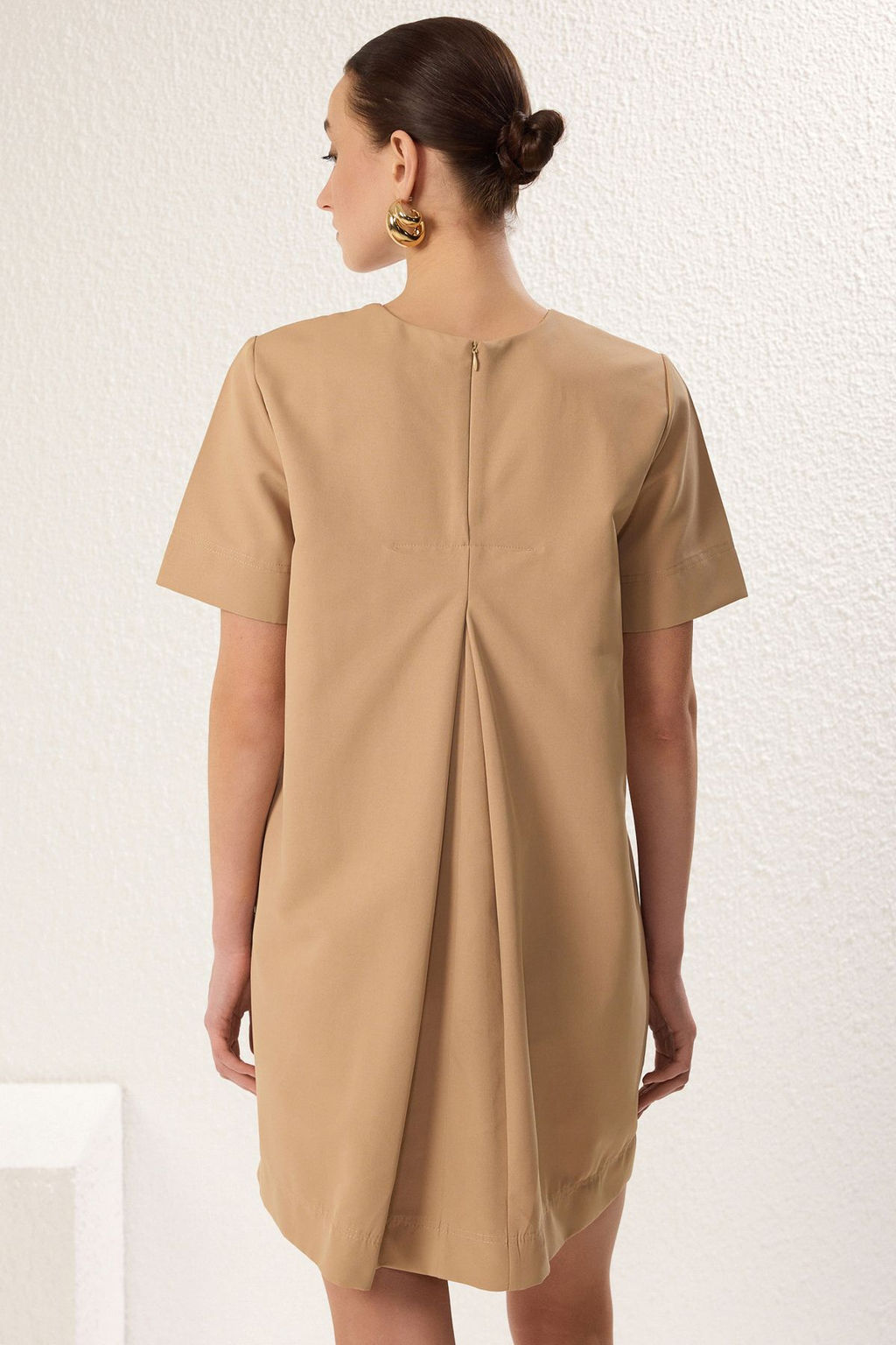 TRENDYOLMILLA Camel Genis Kesim Cep Detayl? Mini Gabardin Dokuma Elbise TWOSS25EL00138