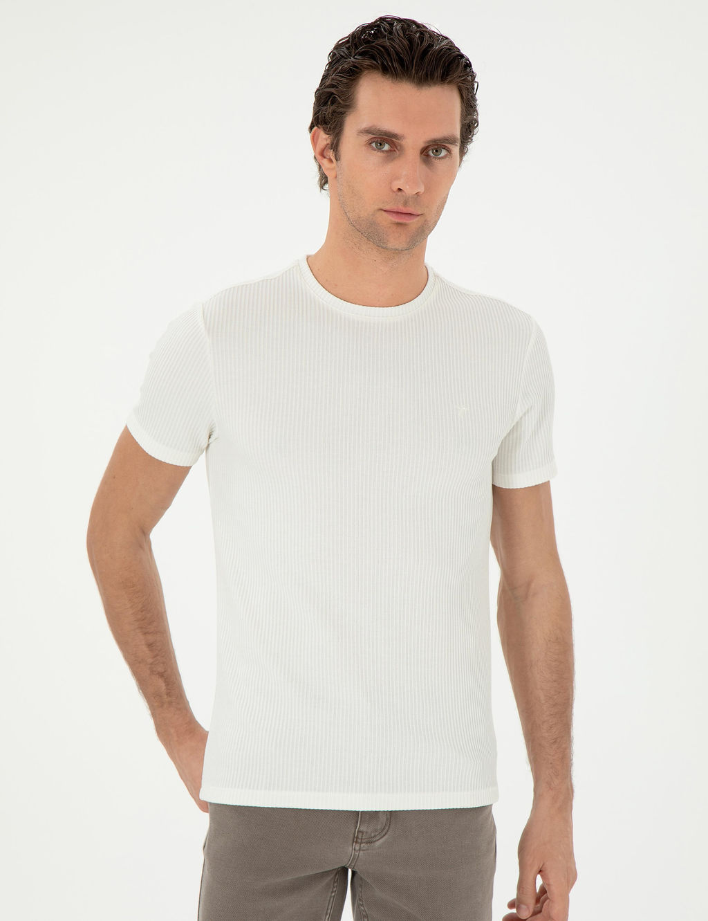 Белая стройная мата