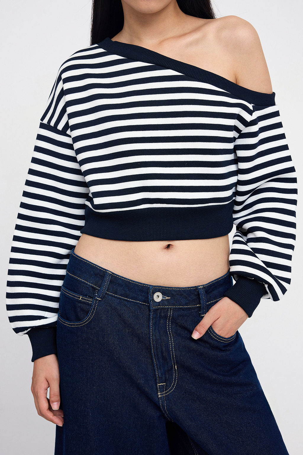 TRENDYOLMILLA Siyah Regular Kal?p Kal?n Ici Polarl? Crop Asimetrik Yaka Orme Sweatshirt TWOAW25SW00143  фото 3