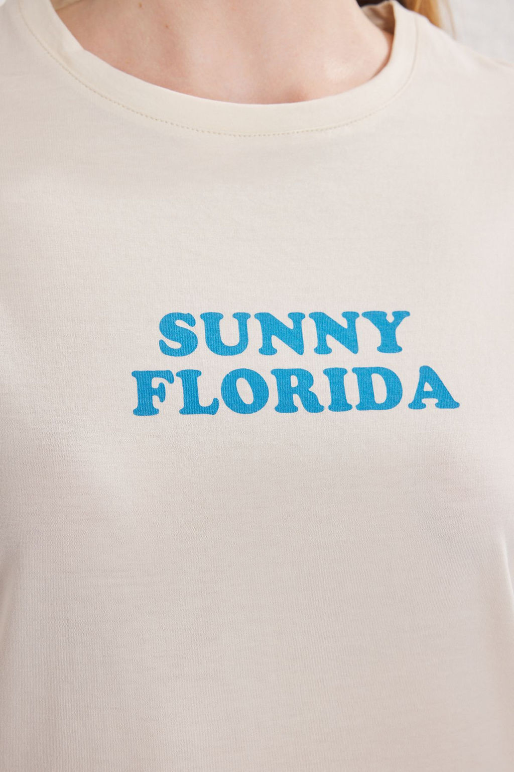 TRENDYOLMILLA Tas Slogan Bask? Detayl? Regular/Normal Kal?p Orme T-Shirt TWOSS25TS00190  фото 3