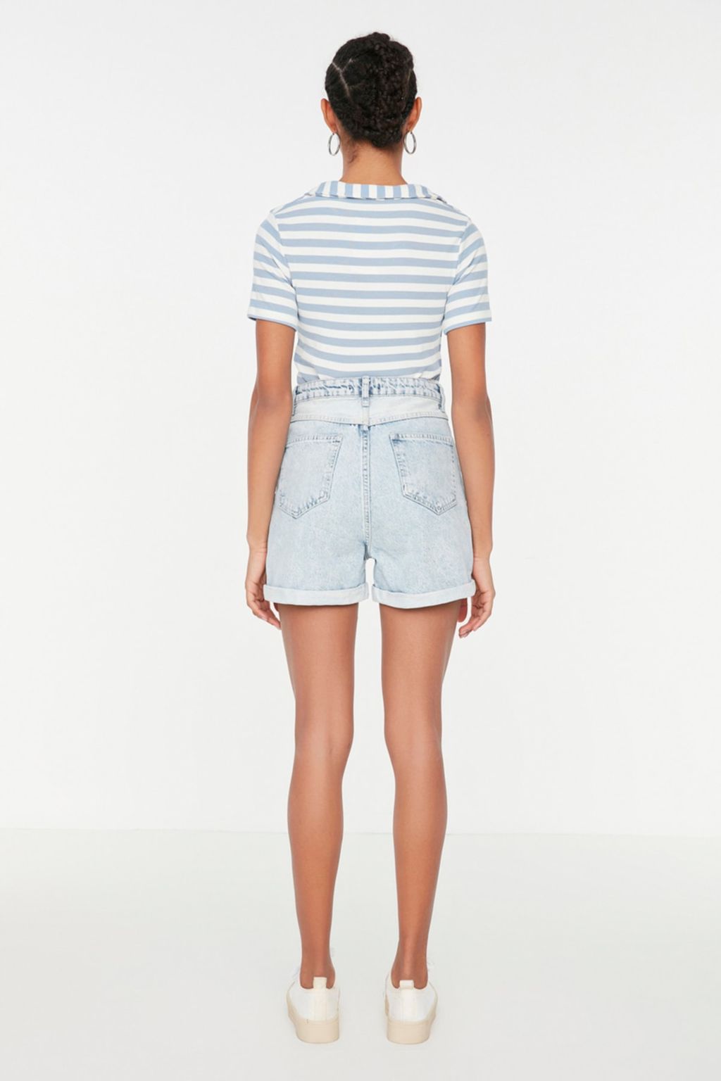TRENDYOLMILLA Mavi Yuksek Bel Denim Sort TWOSS21SR0435