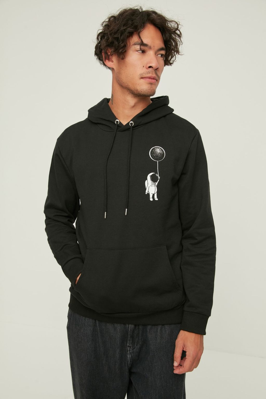 TRENDYOL MAN Siyah Regular/Normal Kesim Kapusonlu Uzay Bask?l? Sweatshirt TMNAW21SW0635 - Trendyolmilla фото 5