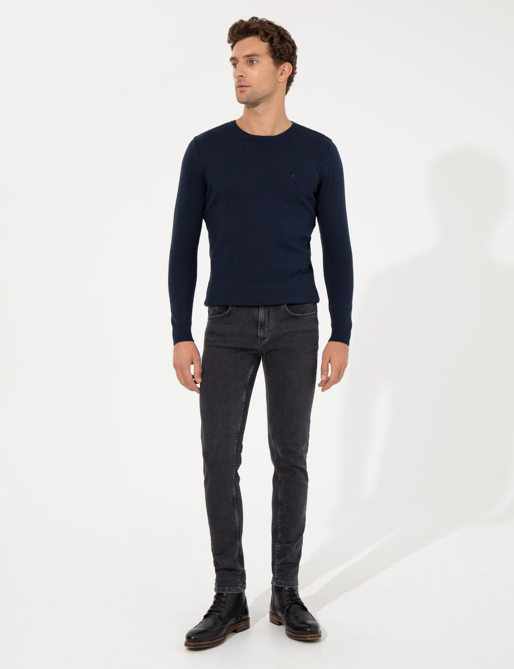 Базовый трикотажный свитер приталенного кроя темно-синего цвета с круглым вырезом - Cacharel фото 3