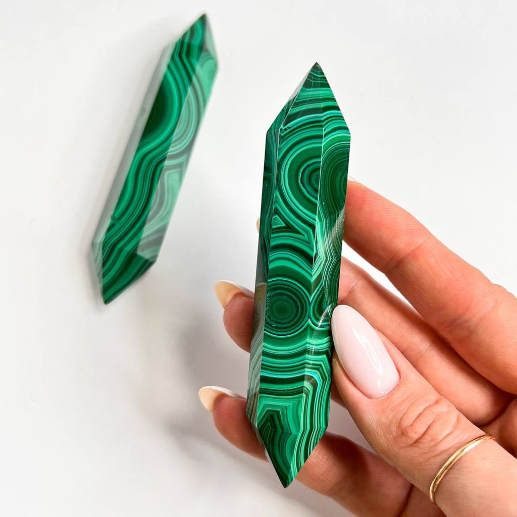 Кристалл двухконечный из Малахита