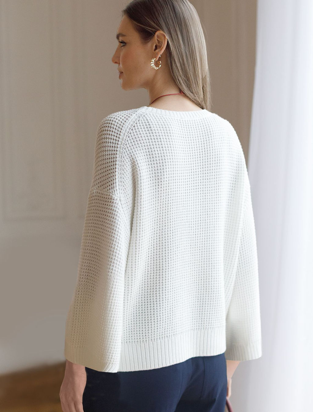 Укороченный джемпер с широкими рукавами рельефной вязки из хлопка с акрилом