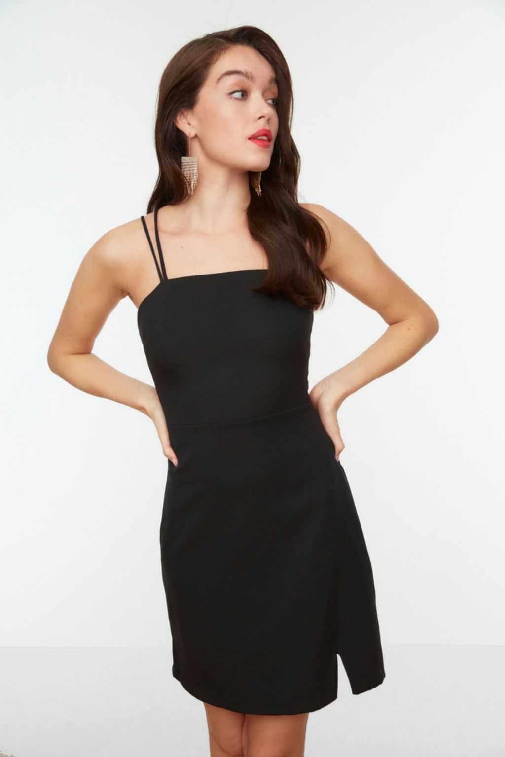 Trendyolmilla Siyah Ask?l? Dokuma K?sa S?k Abiye Elbise TPRSS21EL0093