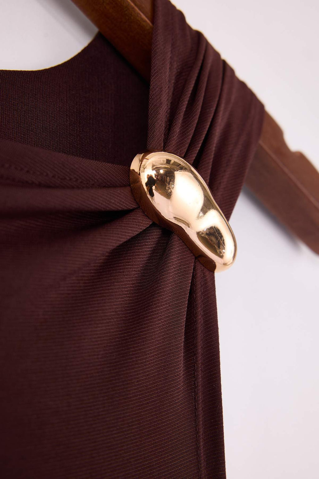 Koyu Kahverengi Bodycon Asimetrik Yaka Aksesuar Detayl? Maxi Esnek Orme Elbise TWOSS26EL00026 - Trendyolmilla фото 2