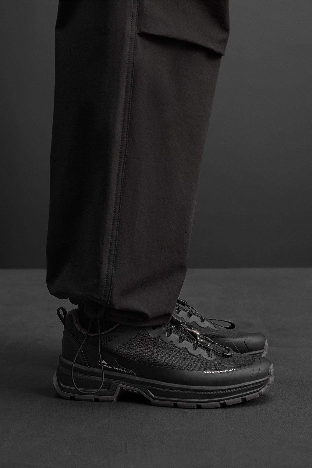 HIKING TRAINERS