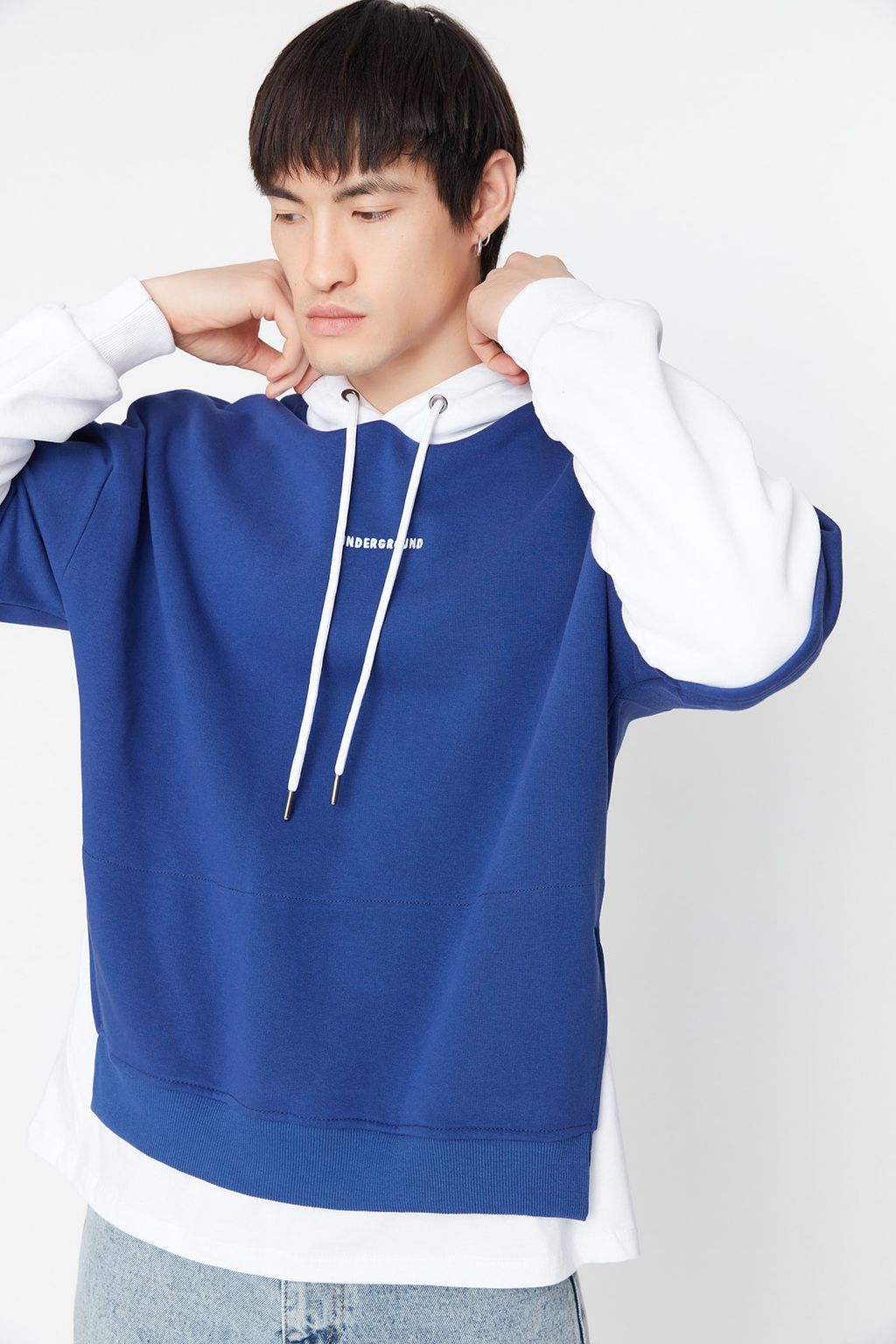 TRENDYOL MAN Lacivert Oversize/Genis Kesim Fit Kapusonlu Nak?sl? Panelli Sweatshirt TMNAW23SW00280