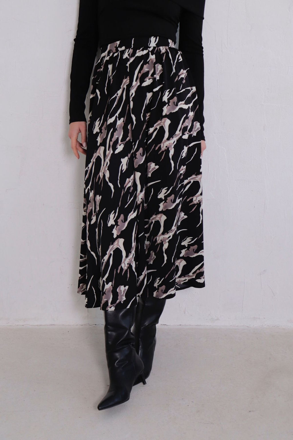 11374 Юбка А-силуэта чёрная с принтом - Martichelli фото 6