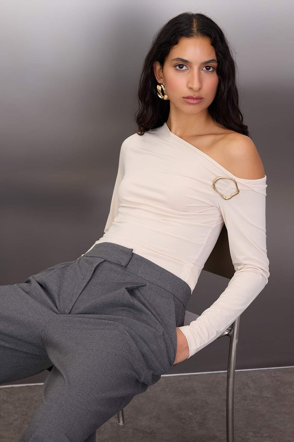 Siyah Fitted/Vucuda oturan Aksesuar Detayl? Asimetrik Yaka Esnek Orme Bluz TWOAW26BZ00075 - Trendyolmilla фото 11