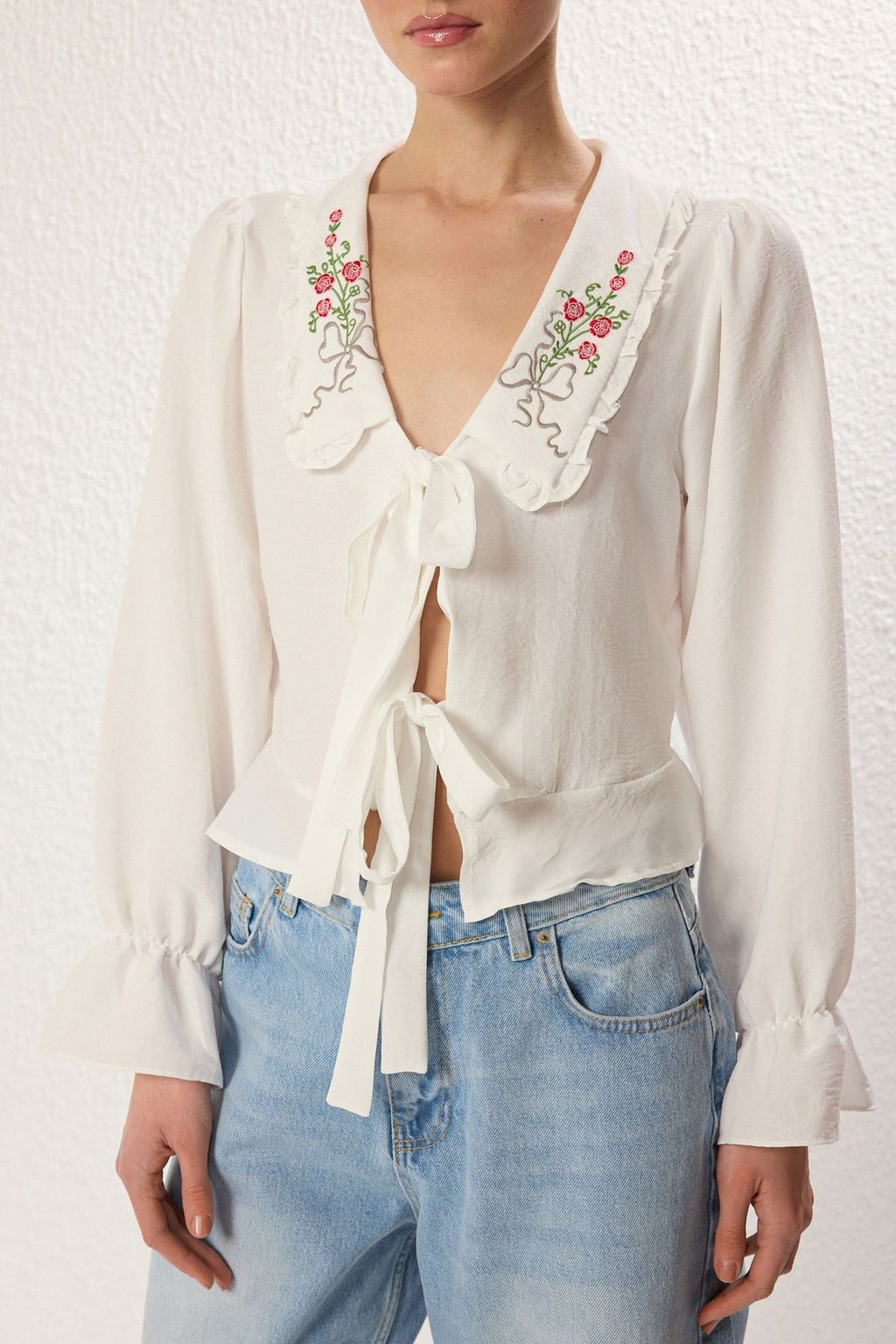 TRENDYOLMILLA Beyaz Yakada Nak?s Ve F?rf?r Detayl? Onden Baglamal? Regular Kal?p Dokuma Gomlek TWOSS25GO00033 фото 3