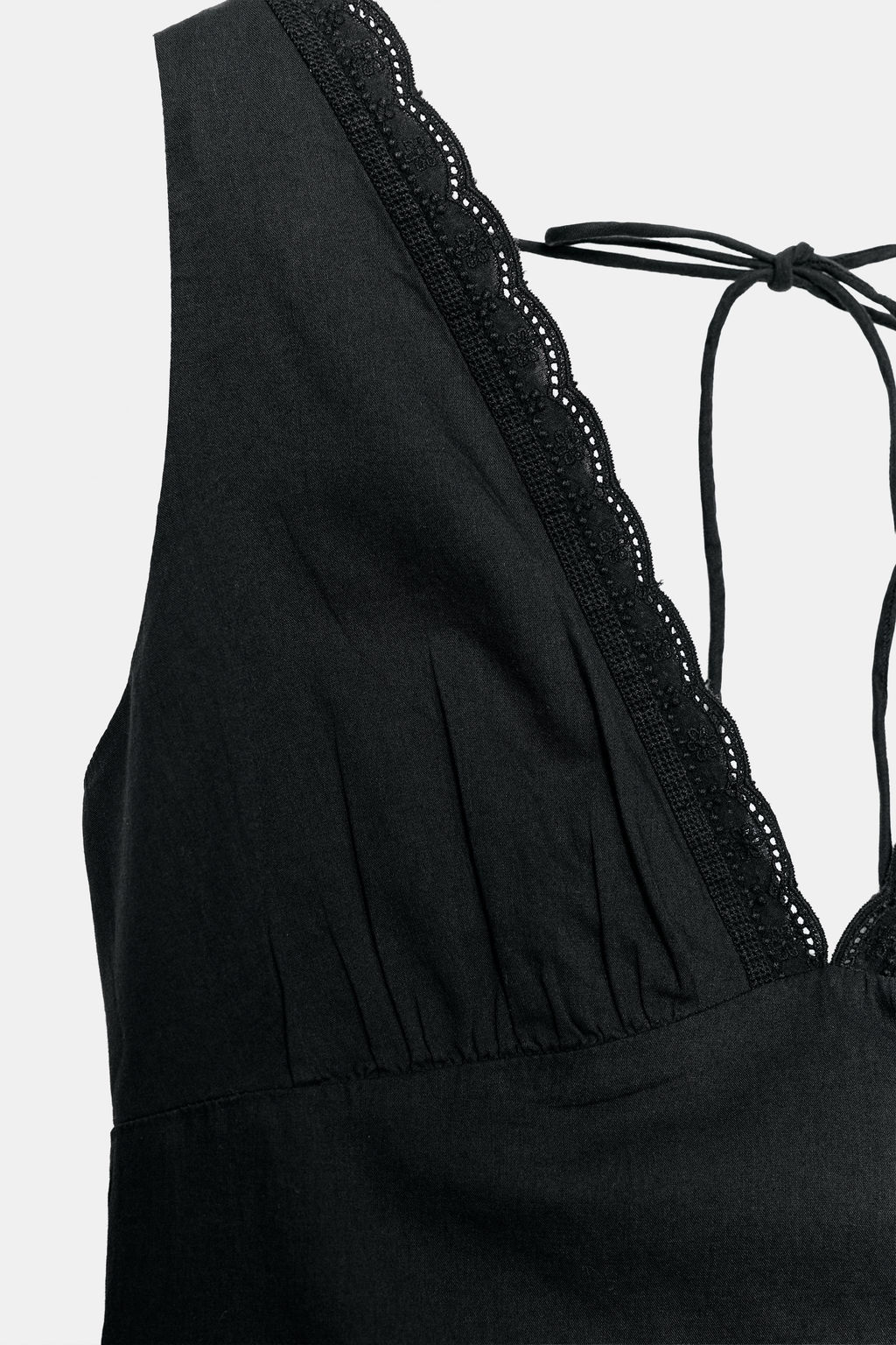 TOP FLUIDO BORDADOS VOLANTE / Negro