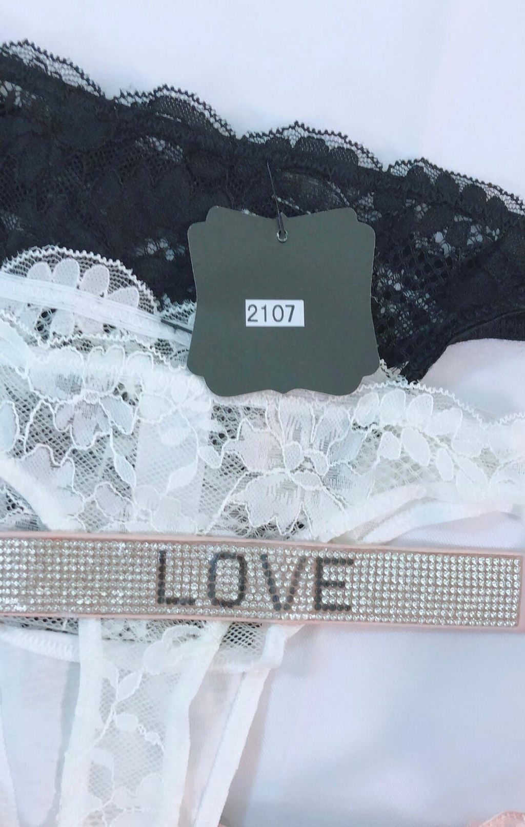 АРТ 2107 ТРУСЫ-СТРИНГИ Coeur Joie 42-48 СО СТРАЗАМИ С НАДПИСЬЮ LOVE  фото 2