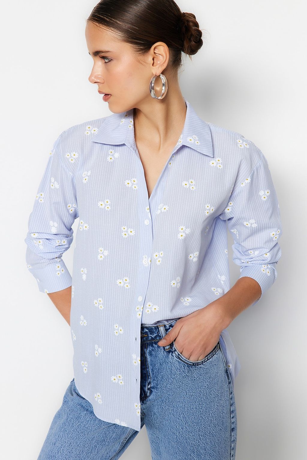 TRENDYOLMILLA Mavi Cizgili Cicek Desenli Pamuklu Oversize Genis Kal?pl Dokuma Gomlek TWOSS23GO00373