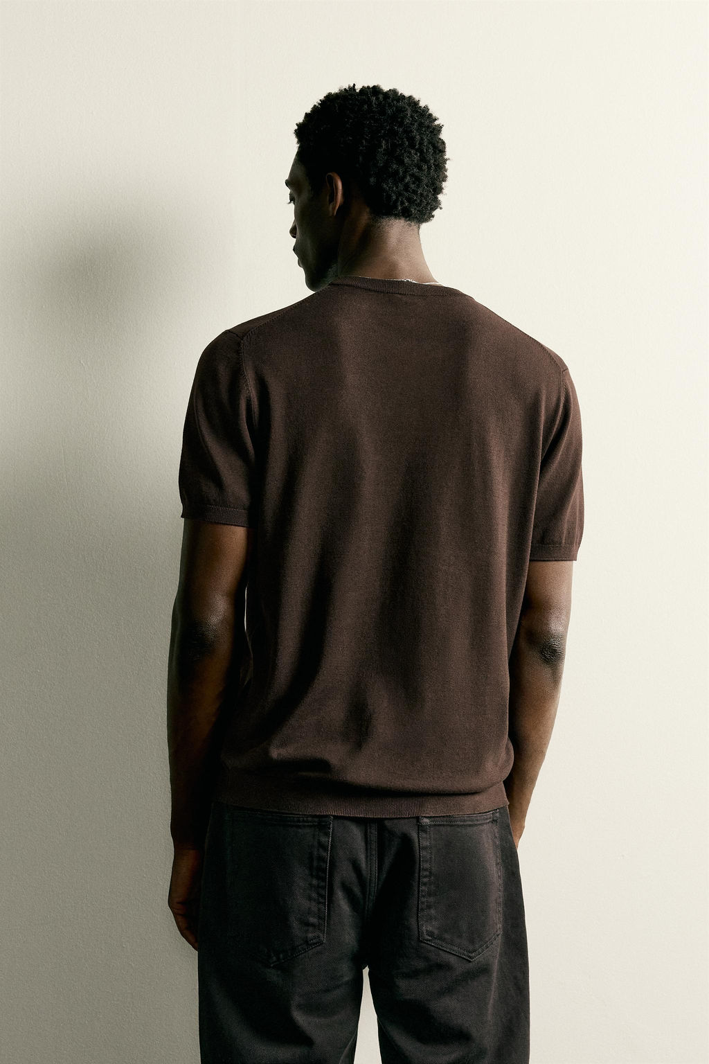 CAMISETA PUNTO REGULAR FIT B?SICO / Chocolate - Zara фото 12