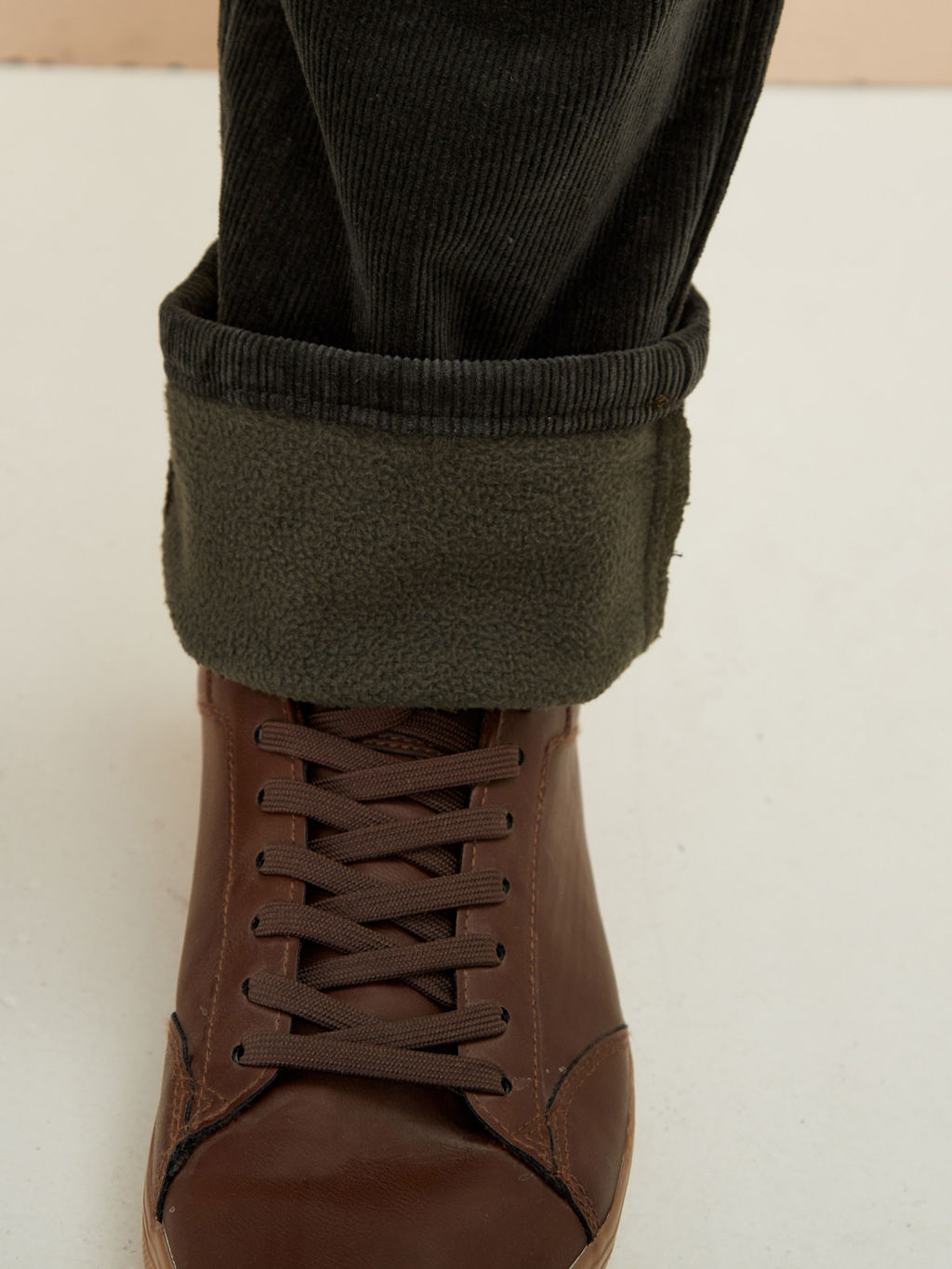 Утепленные мужские вельветовые брюки прямого кроя на флисе - Mossmore фото 32