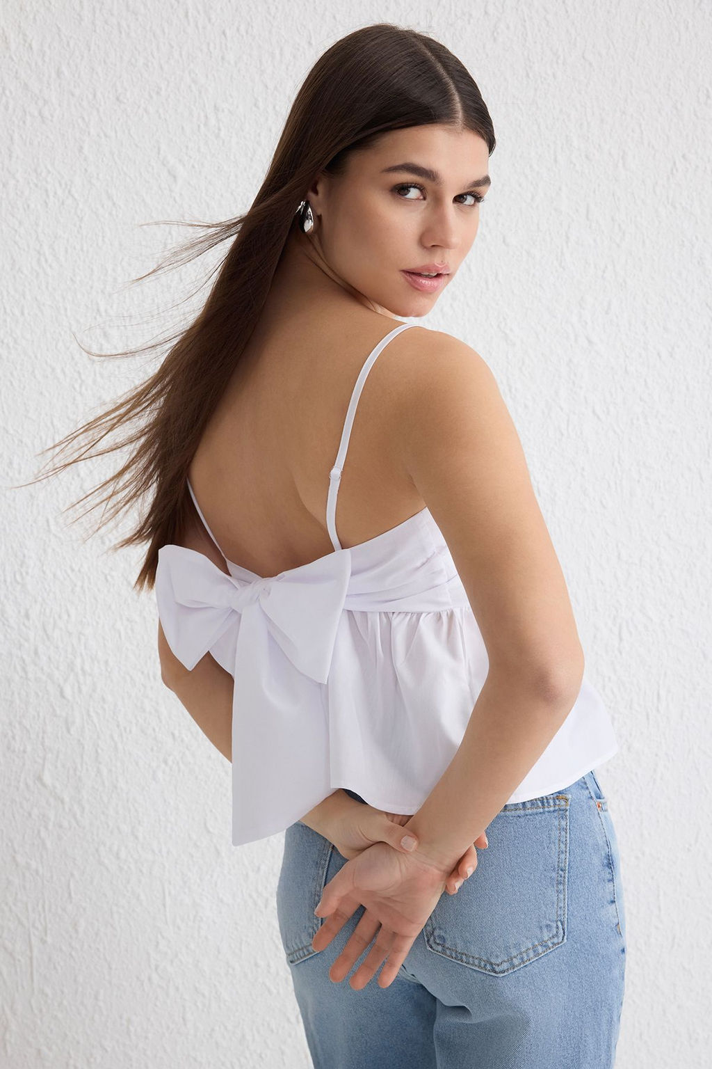Beyaz S?rtta Kurdele Baglama Detayl? Ask?l? Crop Dokuma Bluz TWOSS25BZ00120
