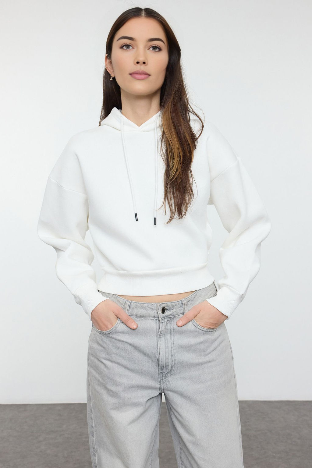 TRENDYOLMILLA Ekru Kal?n Ici Polarl? Kapusonlu Rahat Kesim Crop Basic Orme Sweatshirt TWOAW24SW00105  фото 19