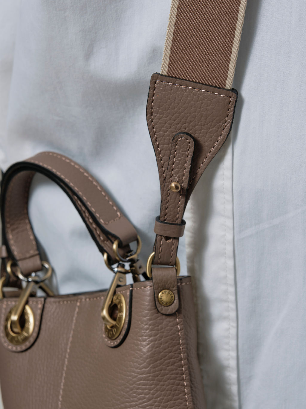 Сумка кожаная кросс-боди Deboro 30347 тауп