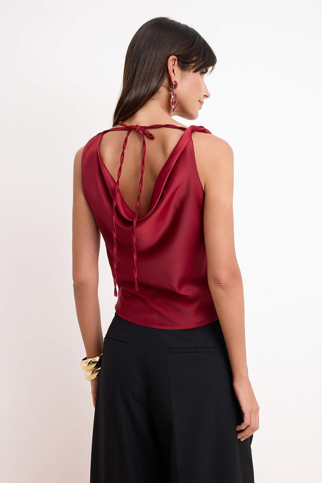 K?rm?z? Duz Degaje Yaka Kolsuz Dokuma Saten Bluz TPRSS26BZ00069