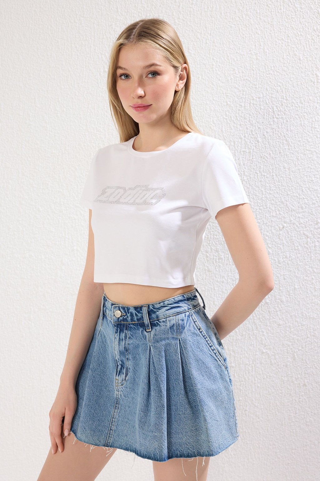 TRENDYOLMILLA Siyah Tas Bask?l? Basic Crop Bisiklet Yaka Pamuklu Esnek Orme T-Shirt TWOSS23TS00128 фото 2