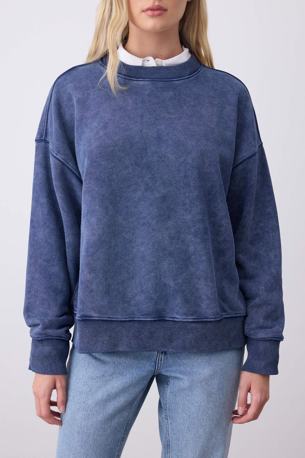 Lacivert Eskitme/Soluk Efektli Oversize/Genis Kal?p Kal?n Orme Sweatshirt TWOAW26SW00066 - Trendyolmilla фото 3