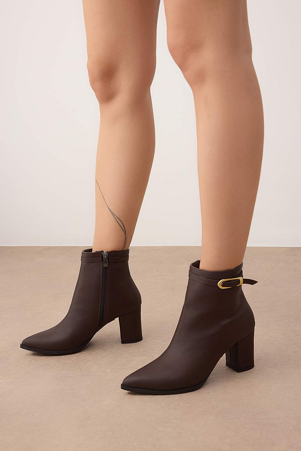 Kahverengi Toka Detayl? Sivri Burun Blok Topuklu Bilekte Kad?n Bot
TAKAW26BO00059