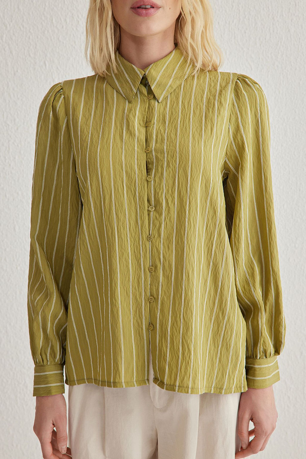 TRENDYOLMILLA Haki Arkas? Baglama Detayl? Cizgili Dugmeli Regular Nomral Kal?p Dokuma Gomlek TWOSS25GO00104  фото 3