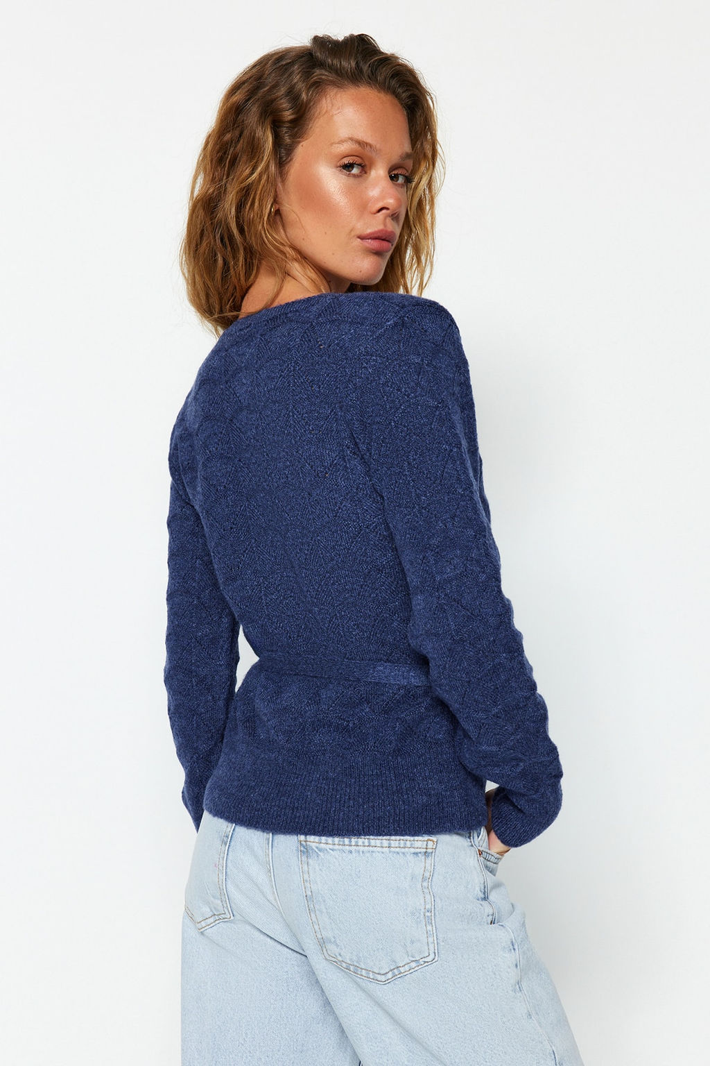 Indigo Yumusak Dokulu Kruvaze Yaka Triko Kazak TWOAW24KZ00837 - Trendyolmilla фото 5