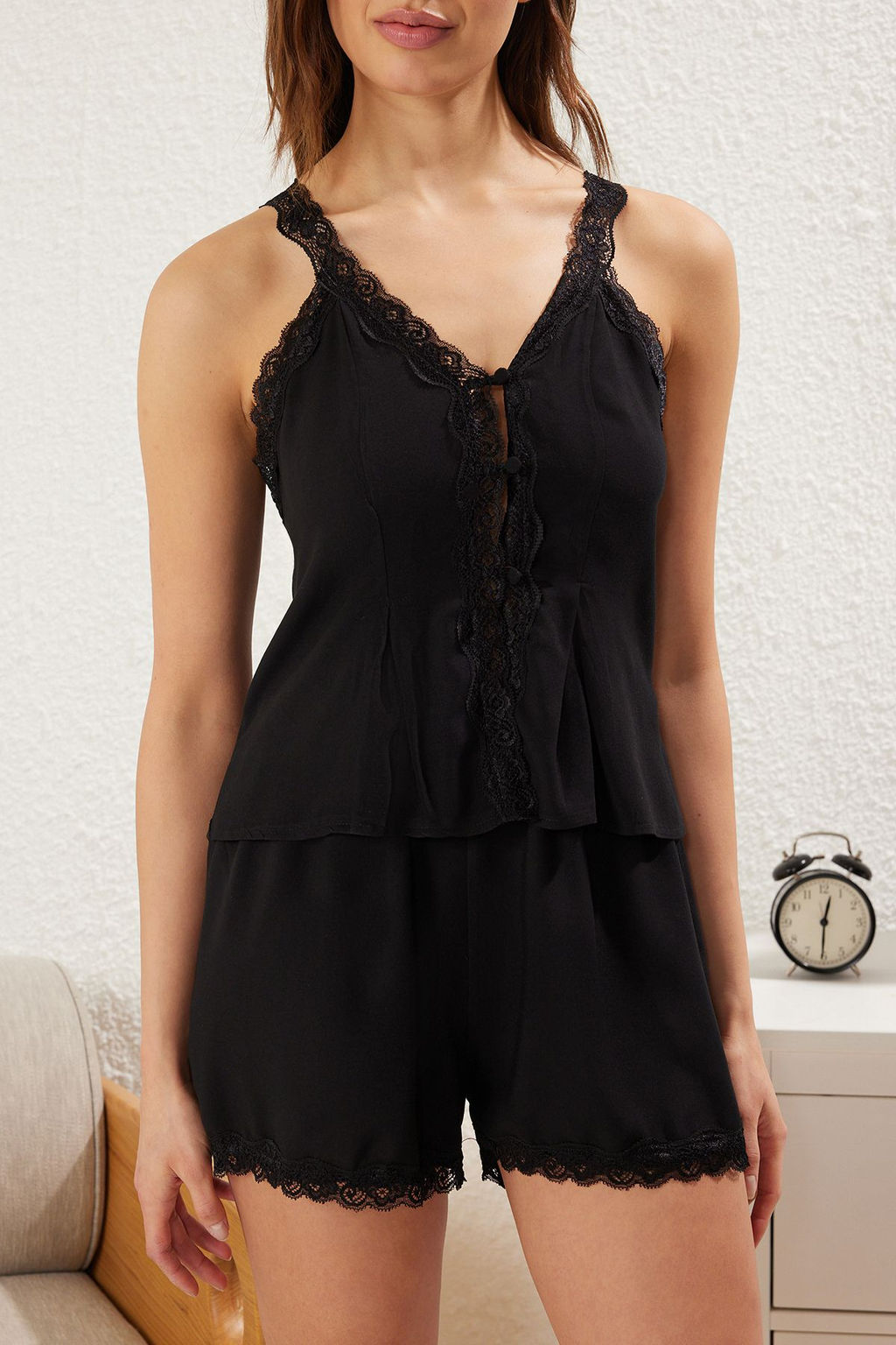 Trendyolmilla Siyah Dantel ve Dugme Detayl? Viskon Sortlu Dokuma Pijama Tak?m? THMSS25PT00193  фото 3