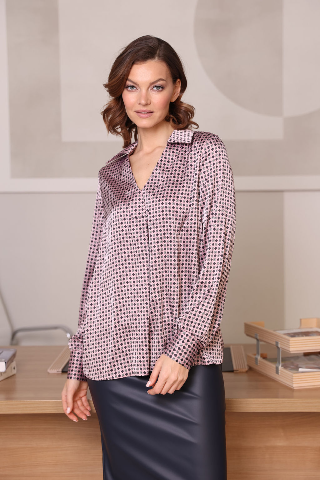 Блузка с V-образным вырезом и воротником - Looklikecat фото 2