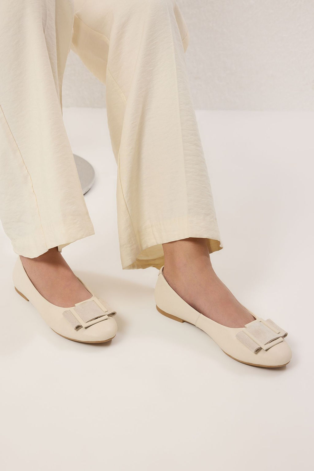 Trendyol Shoes Bej Hakiki Deri Toka Detayl? Badem Burun Kad?n Babet TAKSS25BE00032