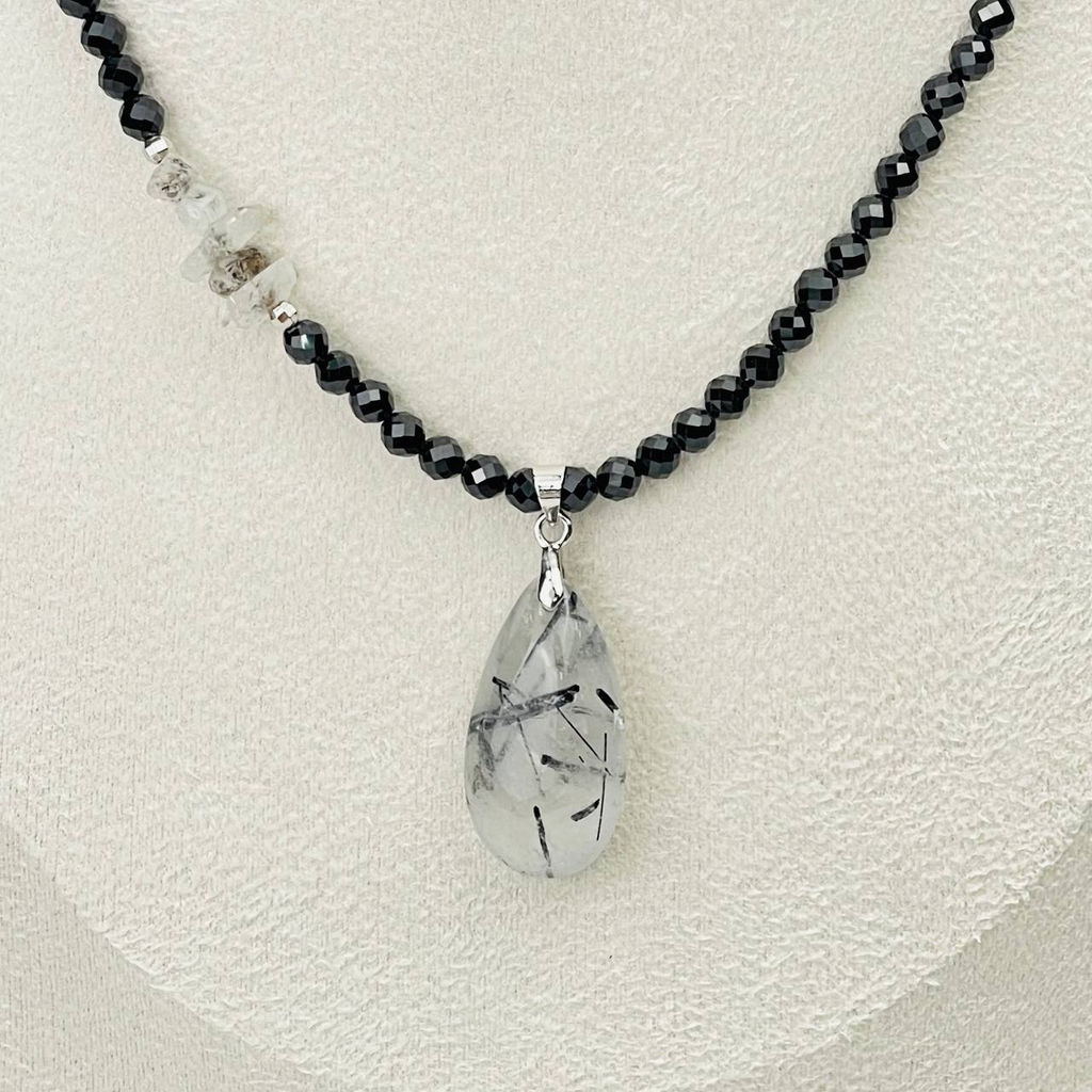 Колье из Шпинели и Кварца с включением Турмалина 42 см +