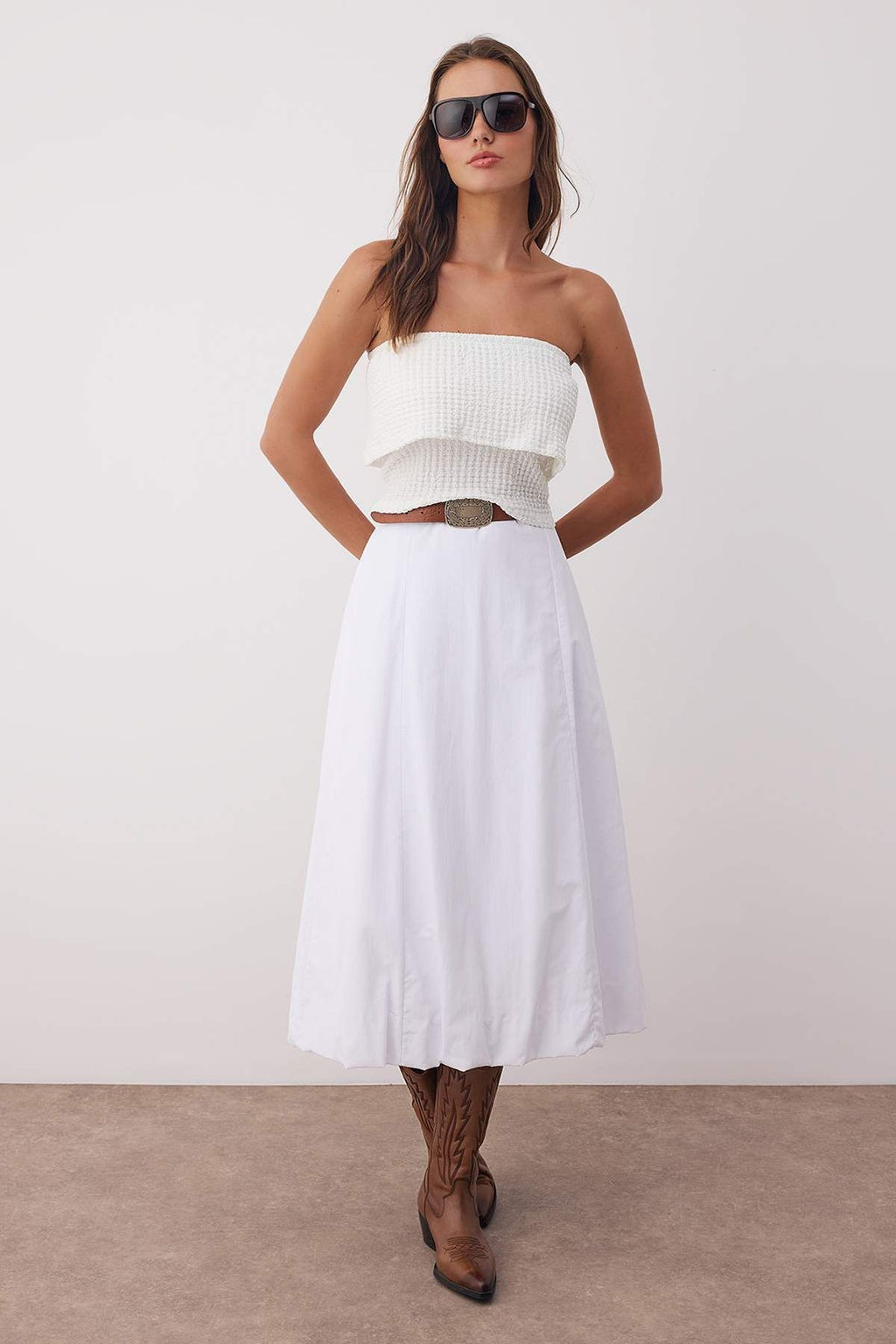 Beyaz Dokulu Karmen Yaka Vucuda Oturan Crop Esnek Orme Bluz TWOSS25BZ00602