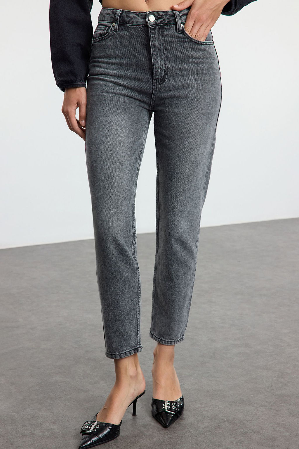 Siyah Yuksek Bel Mom Jeans TWOSS21JE0016 - Trendyolmilla фото 3