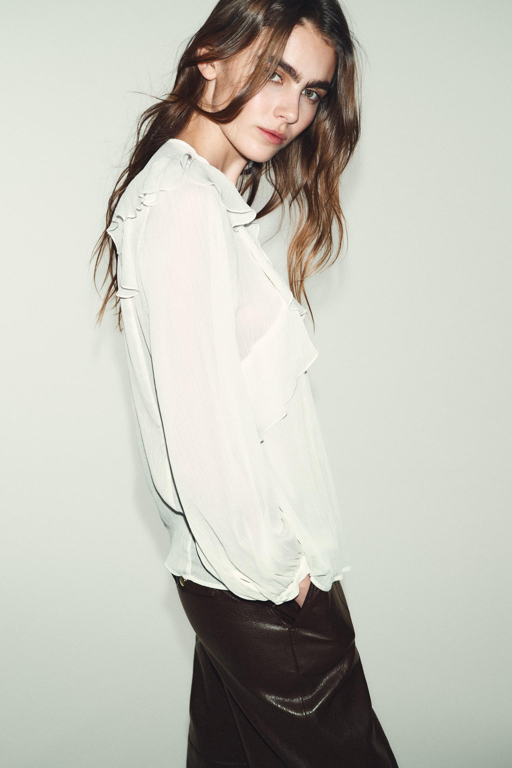 PIN TUCK AND RUFFLE BLOUSE - Zara фото 4