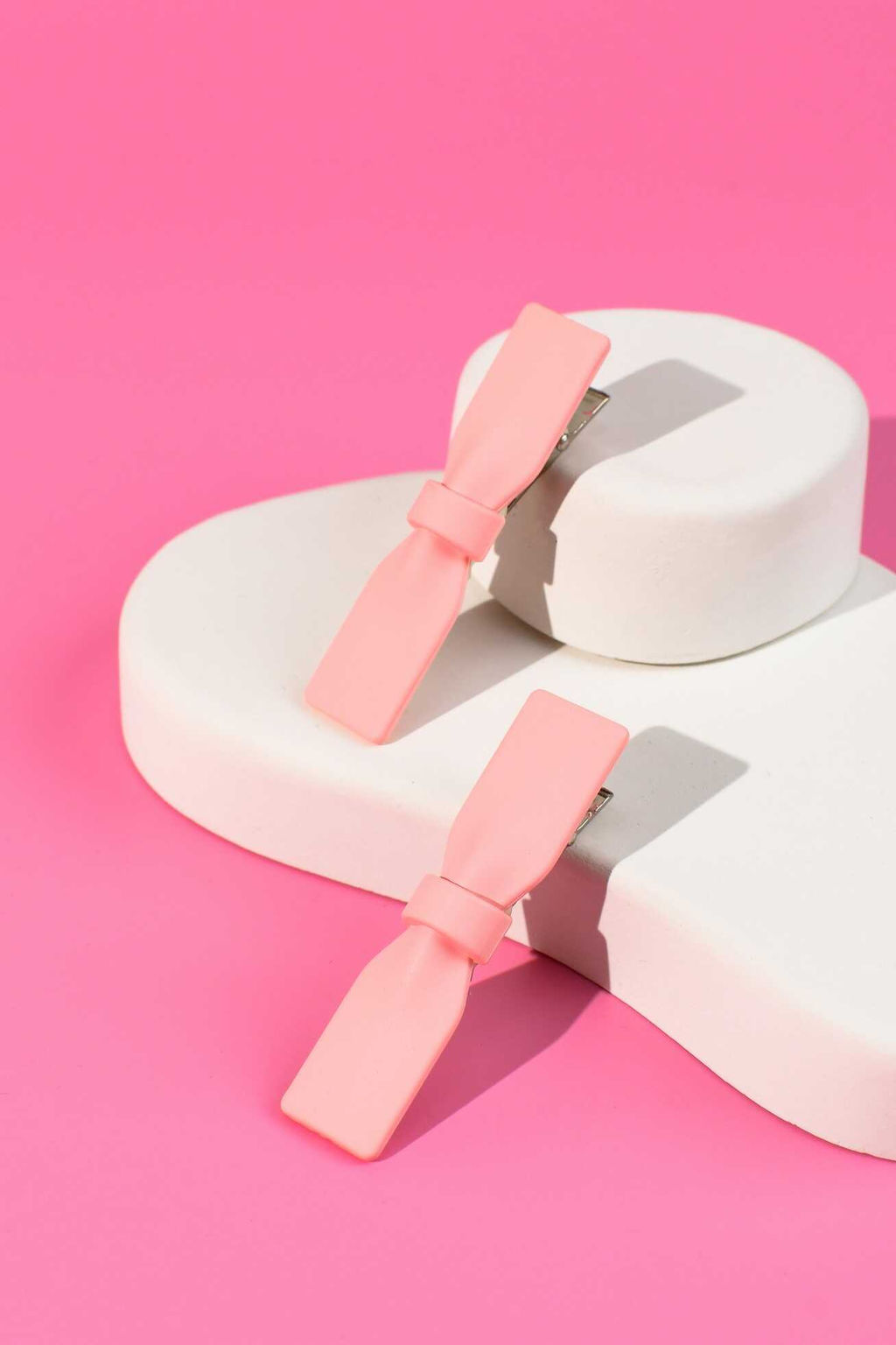 Набор заколок для волос зажим, арт. 71787 / 10 БАНТИКИ (в наборе: 2шт., 6,3 см, черный металл, полиметилметакрилат, цвет: розовый, подложка из мелованного картона + ПЭТ-пакет с европодвесом)