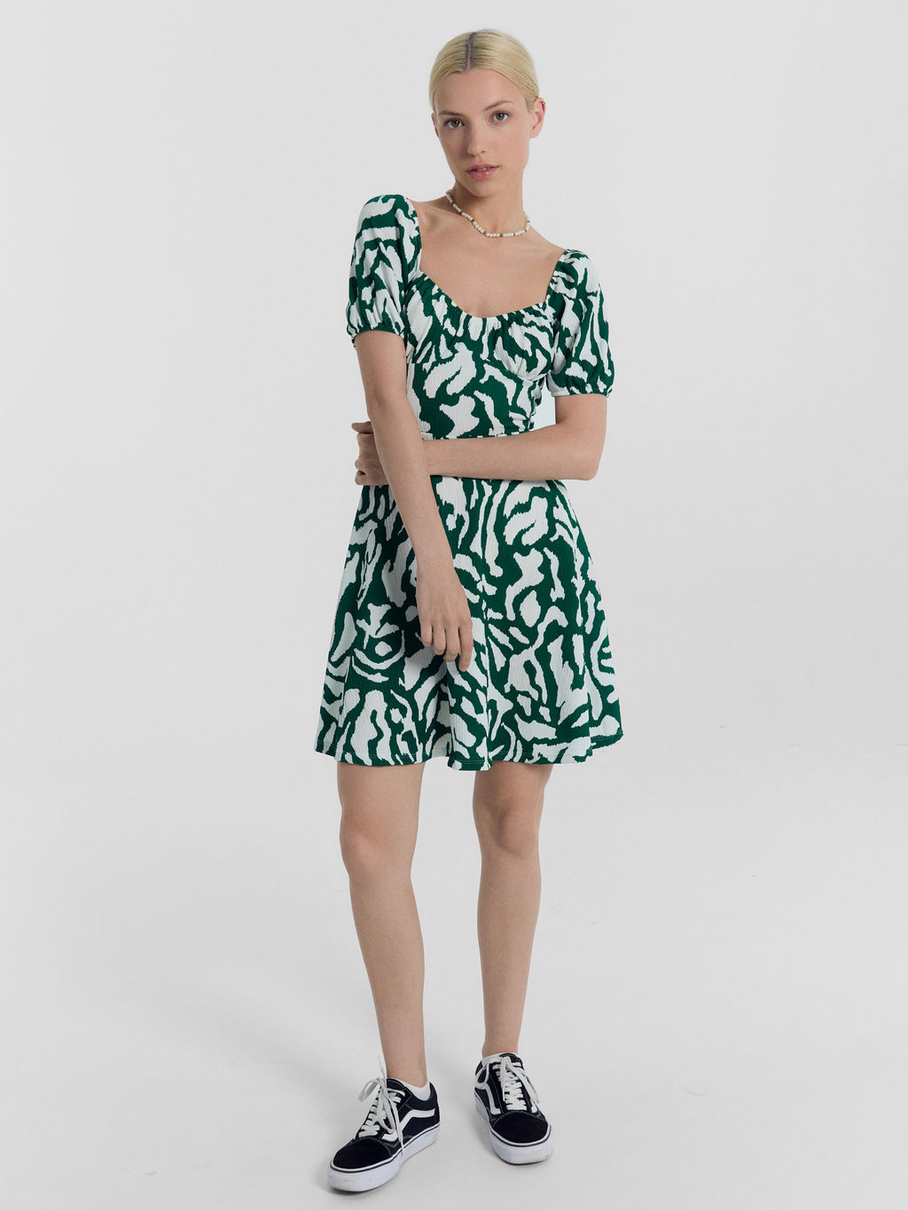 Платье женское изумрудно-зеленое с белыми пятнышками белые пятна на изумрудном 152589 - Mark formelle фото 3