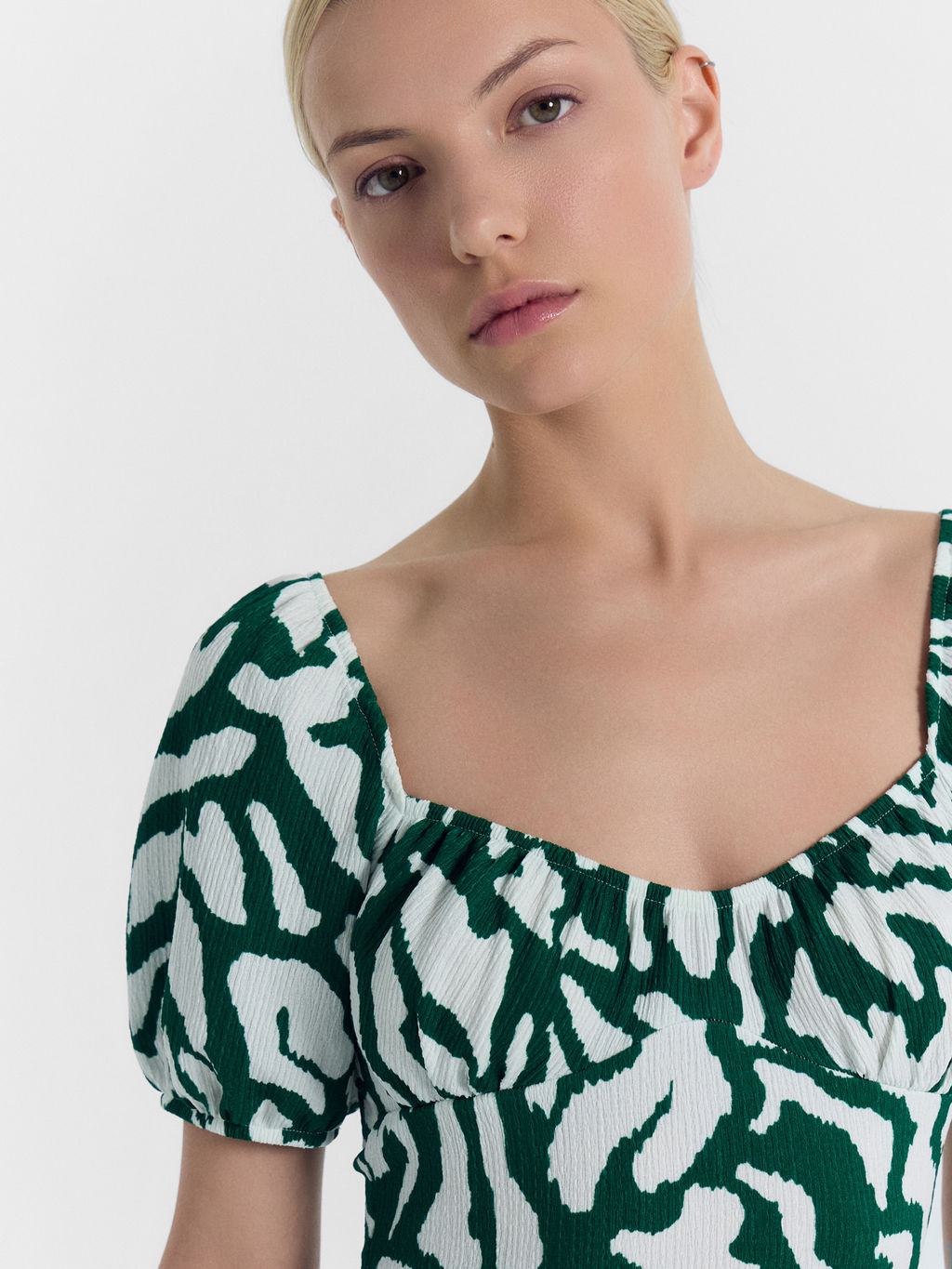 Платье женское изумрудно-зеленое с белыми пятнышками белые пятна на изумрудном 152589 - Mark formelle фото 6