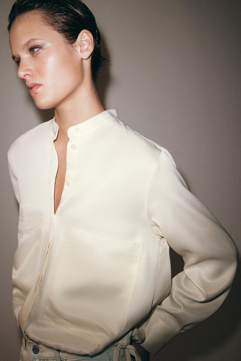 CAMISA SATINADA BOLSILLOS DE PLASTR?N ZW COLLECTION / Crudo - Zara фото 2