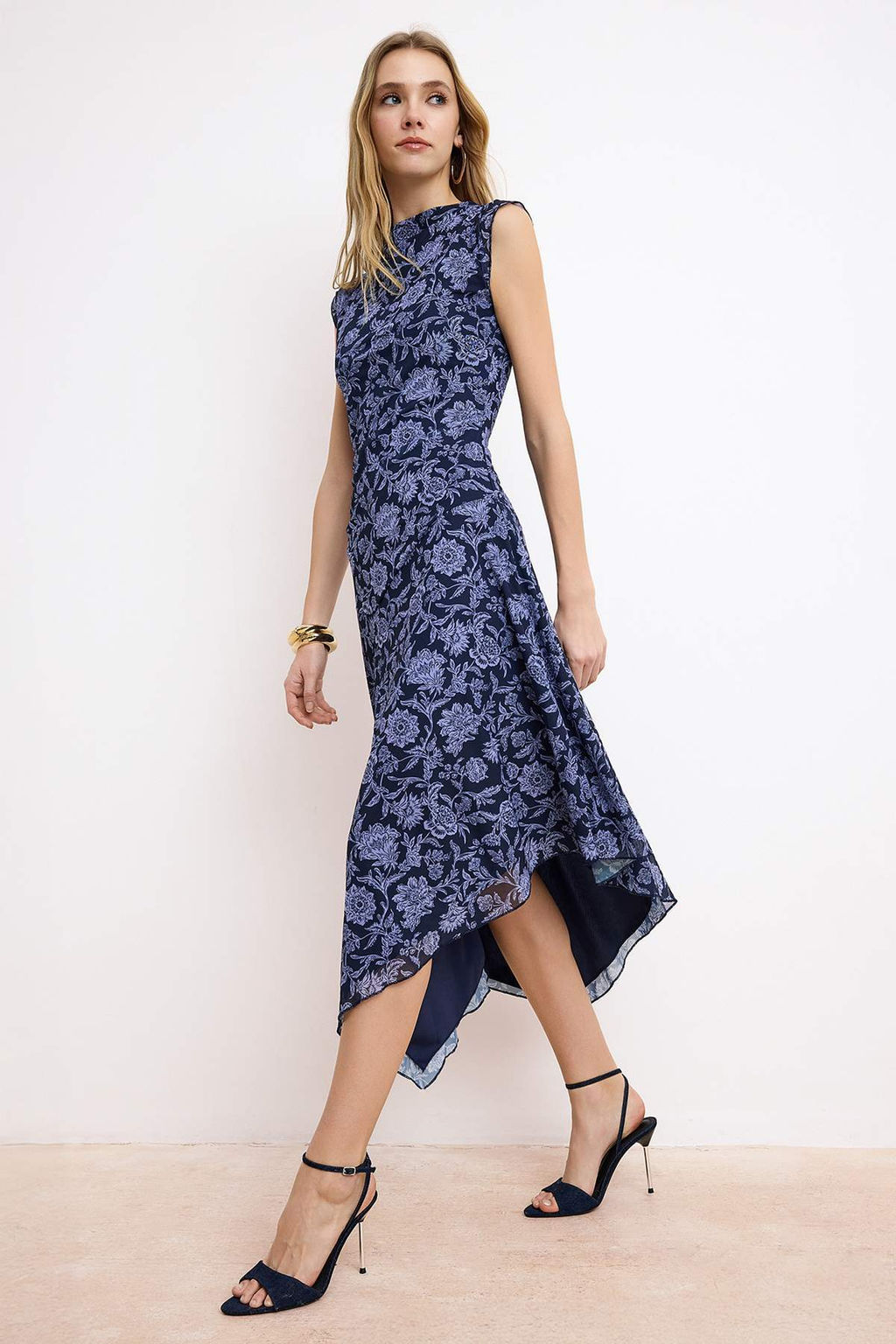 Cok Renkli Bask?l? Belden Ac?lan Kay?k Yaka Kolsuz Buzgulu Maxi Tul Orme Elbise TWOSS26EL00028