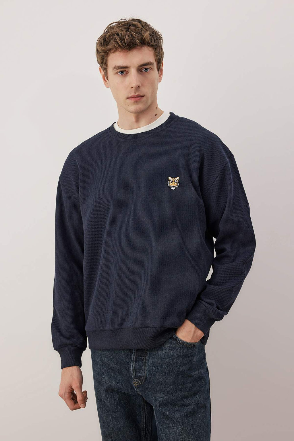 Koyu Lacivert Oversize/Genis Kesim Bisiklet Yaka Kaplan Nak?sl? Sardonsuz Sweatshirt TMNAW25SW00194