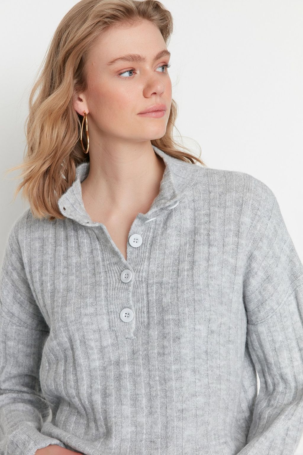 Gri Genis Kal?p Yumusak Dokulu Dik Yaka Triko Kazak TWOAW21KZ0783