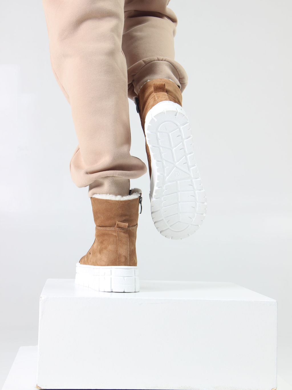 Ботинки 216.212131w. светло-коричневый замша/Байка