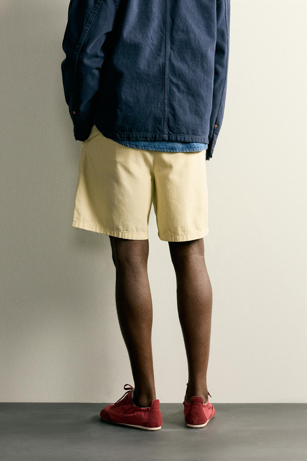 BERMUDA PLIEGUES REGULAR FIT / Amarillo claro