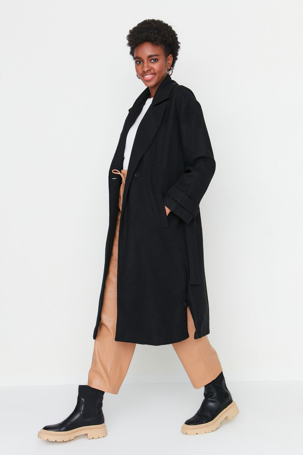 Trendyolmilla Koyu Kahverengi Oversize Genis Kesim Kemerli Uzun Yunlu Kase Kaban TWOAW22KB0015  фото 19