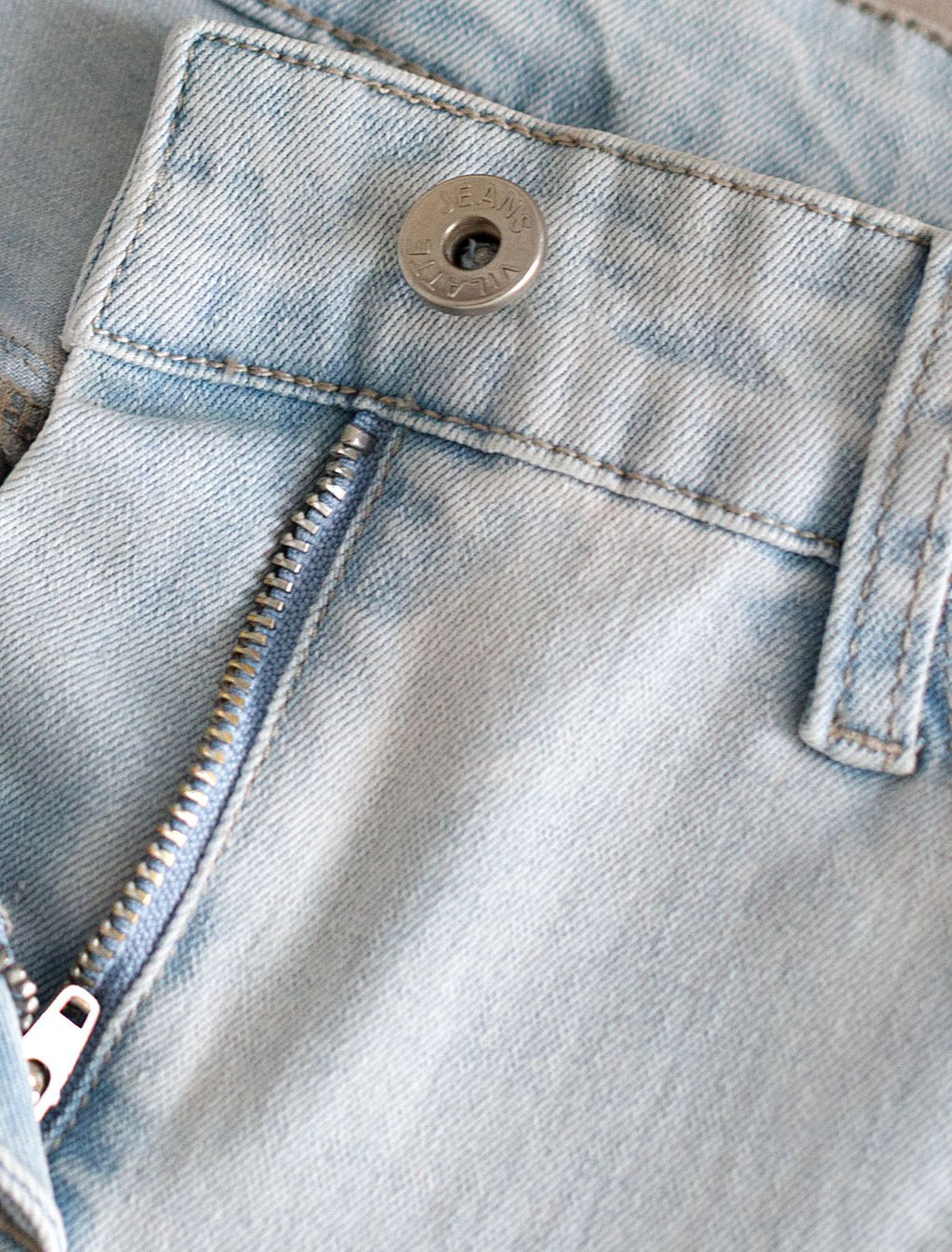 Укороченные джинсы c декоративной стиркой из эластичного плотного денима - Vilatte фото 7