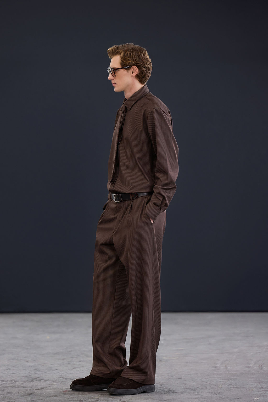 Trendyol Studio Kahverengi Oversize Cizgili Kravatl? Erkek Gomlek TMNAW26GO00014 - Trendyolmilla фото 2